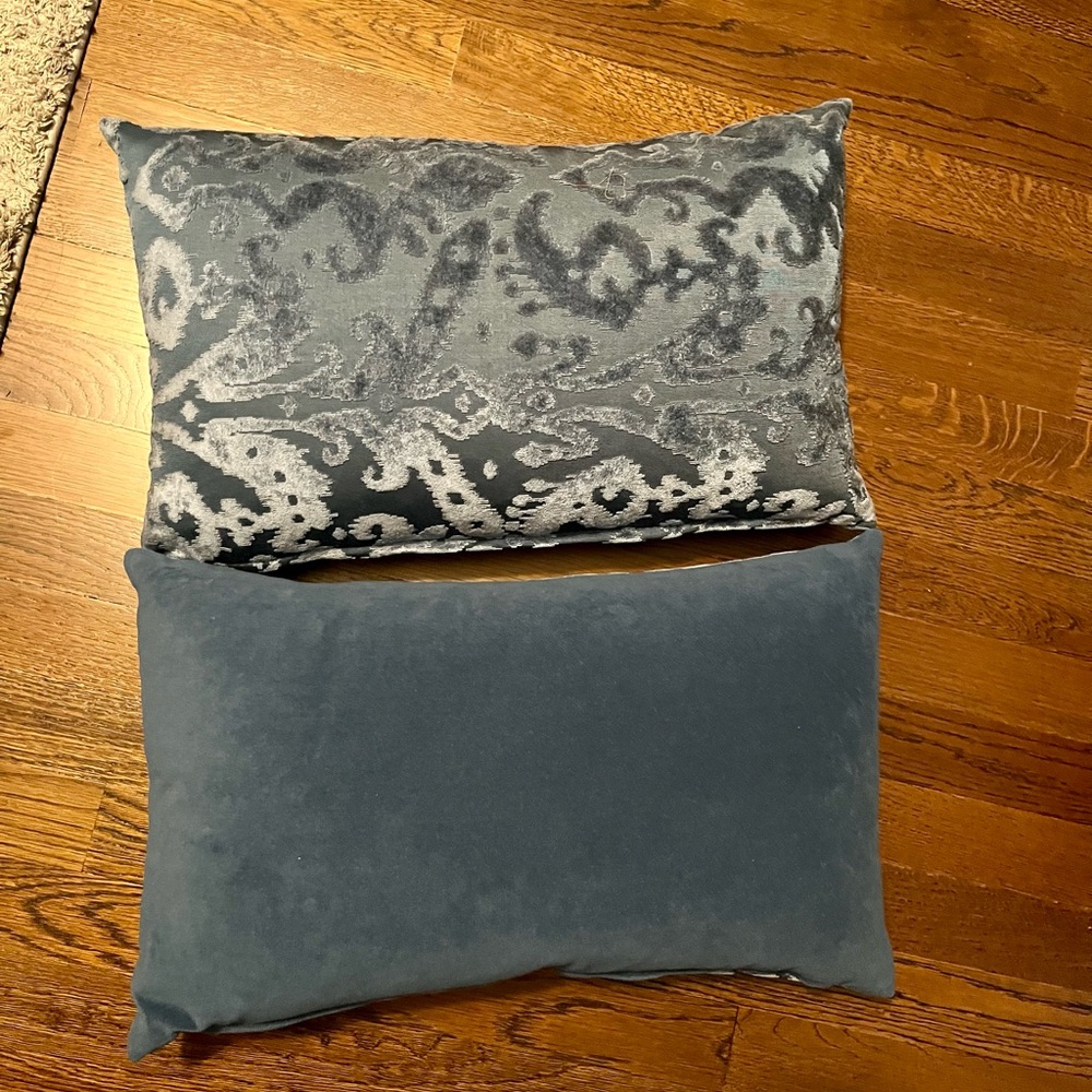 Two throw pillows - Picture 2 of 2